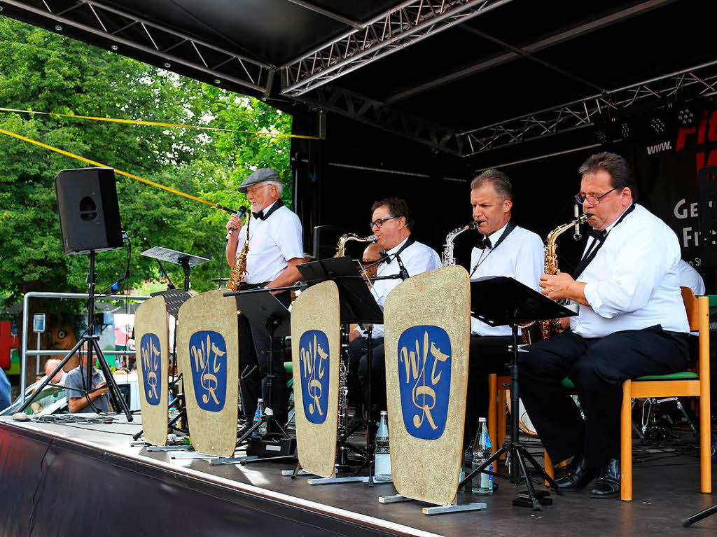 Die Waldkircher Tanzrhythmiker spielten Musik der 1920- bis 1960er Jahre - Schlager, Filmmusik, Swing, Foxtrott und auch Jazz. Teils mit Gesang Fritz Schtzle.