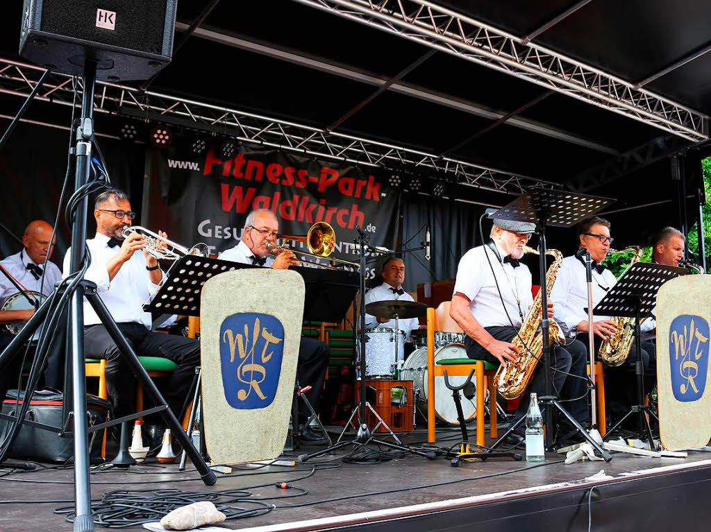 Die Waldkircher Tanzrhythmiker spielten Musik der 1920- bis 1960er Jahre - Schlager, Filmmusik, Swing, Foxtrott und auch Jazz. Teils mit Gesang Fritz Schtzle.