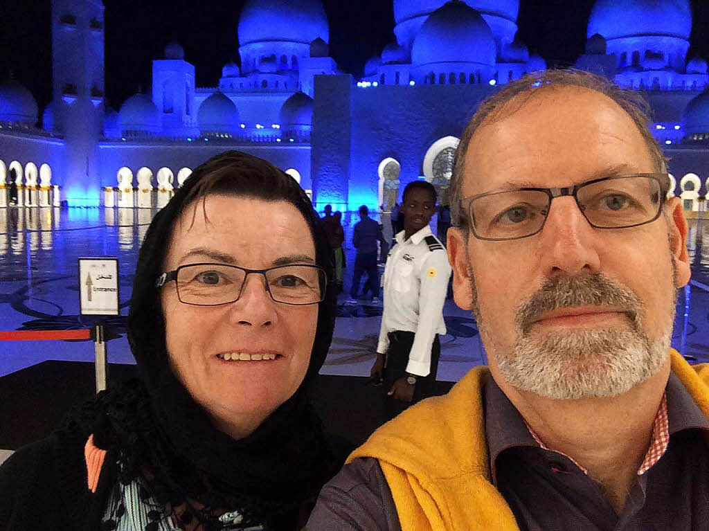 Portrait: Renate und Edgar Grauli vor der Scheich-Zayid-Moschee in Abu Dhabi.