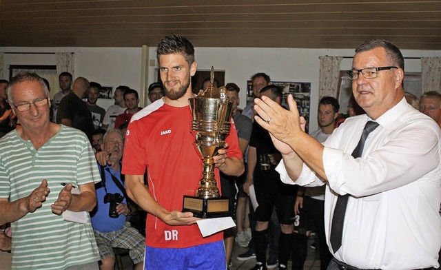 SVK-Vorsitzender Martin Meier (links) ...er den Pokal und lieen sich  feiern.   | Foto: Werner Schnabl