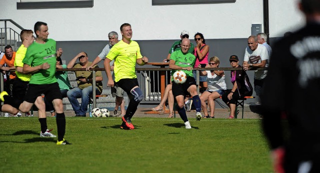 Die gelben Gemeinde- und Vereinsvertre...shoch gegen das grne Traditionsteam.   | Foto: Bettina Schaller