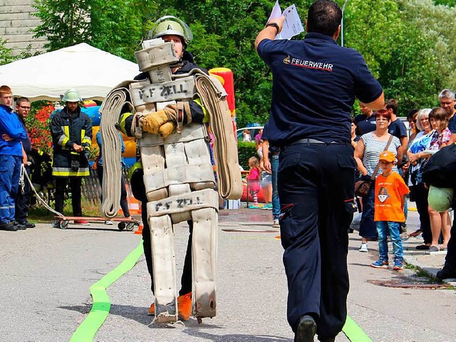 80 Kilogramm Schlauch mussten die Teil...2;Dummy Challenge&#8220; rumschleppen.  | Foto: Martin Klabund