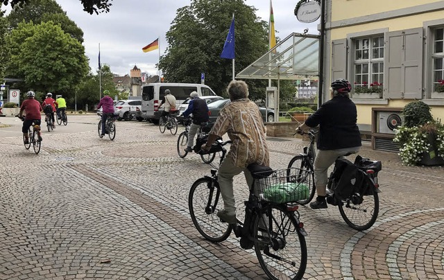 Elf Radfahrer machten sich am Sonntag vom Haus Salmegg auf zur Rheinliebe-Tour.   | Foto: Joy Jakob