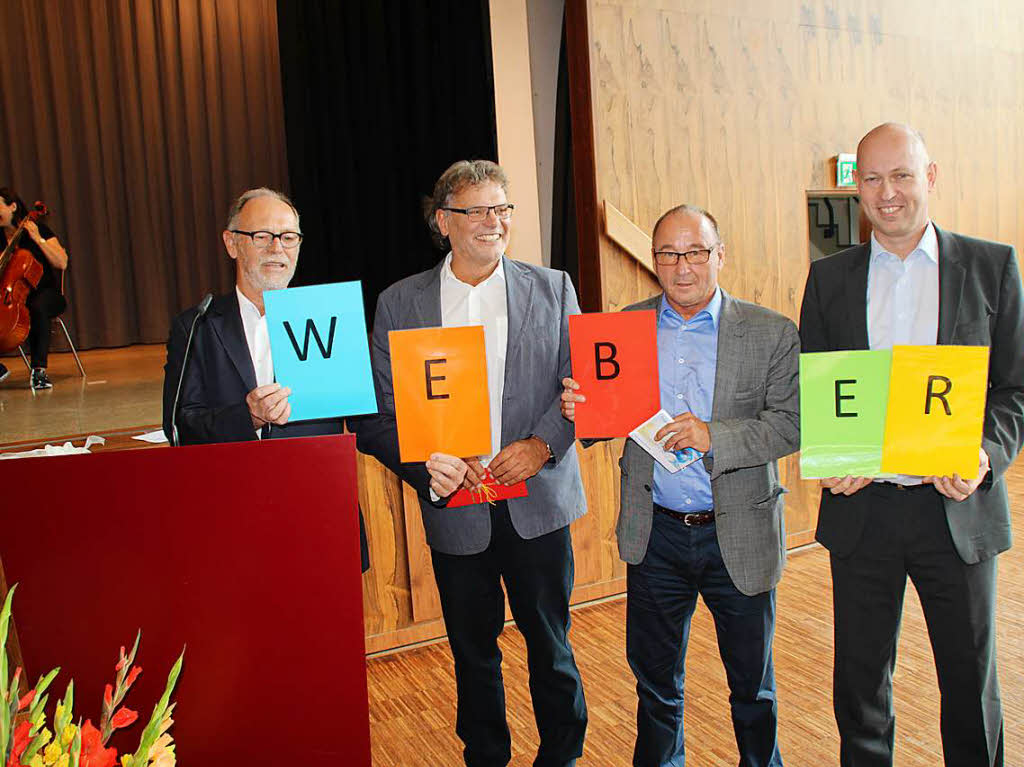 Weber einmal ganz anders zu deuten, das lieen sich die  Schulleiterkollegen nicht nehmen, von links Ernst Niepmann (Lindenschule), Michael Weber, Manfred Stratz (Lise-Meitner-Gymnasium) und Christoph Bigler (Realschule).