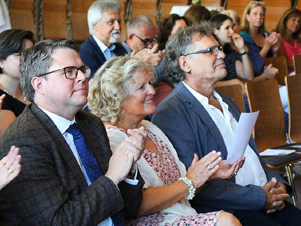 Beifall fr die schne Musik, neben Michael Weber (rechts) seine Ehefrau Brigitte und Brgermeister Tobias Benz