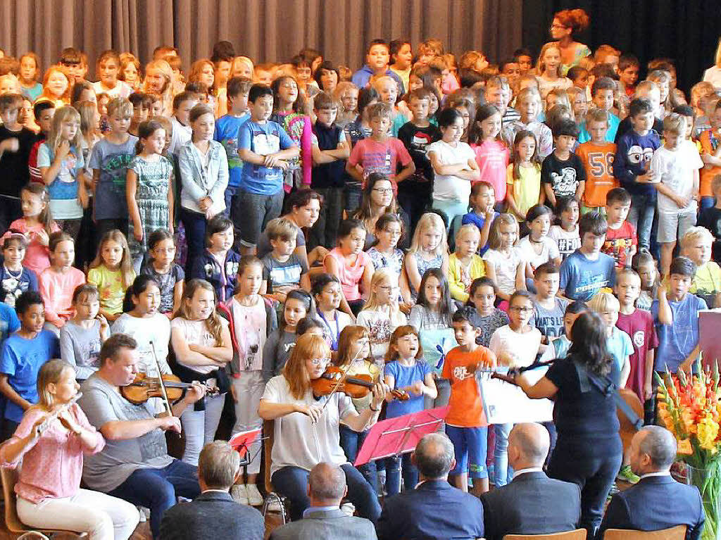 Das groe Abschiedslied sangen alle 300 Grundschler gemeinsam