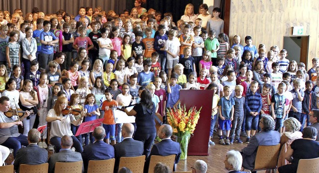Das groe Abschiedslied sangen alle 300 Grundschler gemeinsam  | Foto: Rolf Reimann