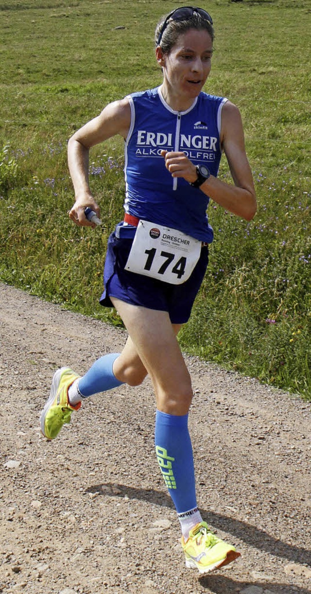 Die Triathletin Gertrud Wiedemann (Bad...ngen) gewinnt den Tote Mann Berglauf.   | Foto: Stinn