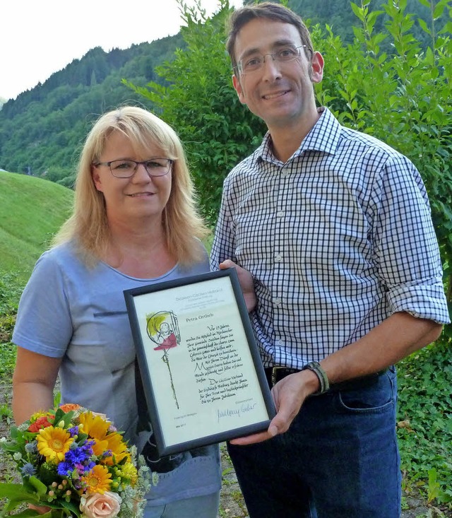 Vorsitzender Georg Auer ehrte Petra Ortlieb.  | Foto: Eberhard Gross