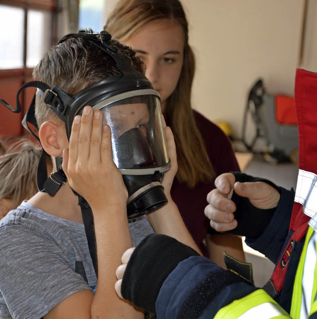 <BZ-FotoAnlauf>Feuerwehr Hg-Ehrsberg:...probierten auch Atemschutzmasken aus.   | Foto: Rmmele