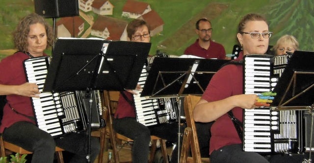 Zum Festbankett gab&#8217;s Harmonikam... Sonntag spielte die Band Wlderwahn.   | Foto: Ernst Brugger