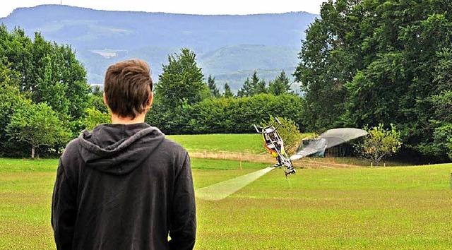 Gastpilot Ramon Huser kann seinen Modellflieger sogar kopfber fliegen lassen.   | Foto: Michelle Gntert