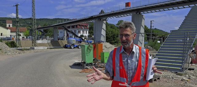 Ingenieur Uwe Koldrack nahm sich  drei...die Gleise ist noch nicht in Betrieb.   | Foto: Siemann