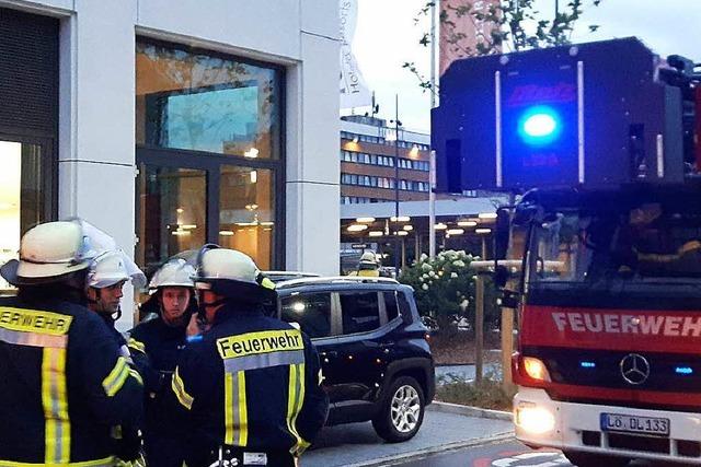 Feuerwehr kmpft gegen Wasser in Lrracher Hotel