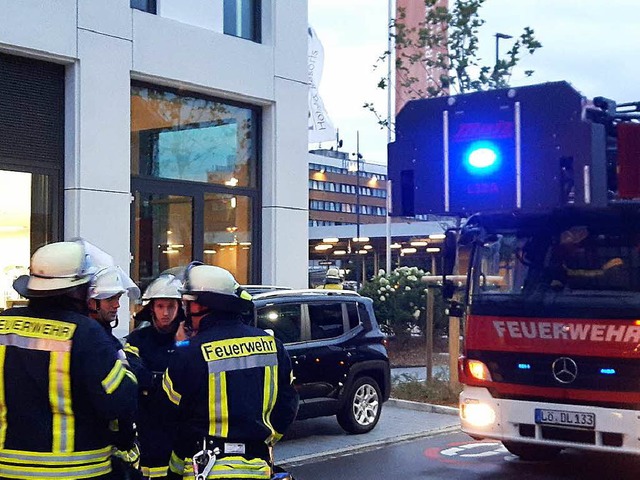 Viele Feuerwehrfahrzeuge vor dem Steig...ger Hotel in Lrrach, aber kein Brand.  | Foto: Maja Tolsdorf