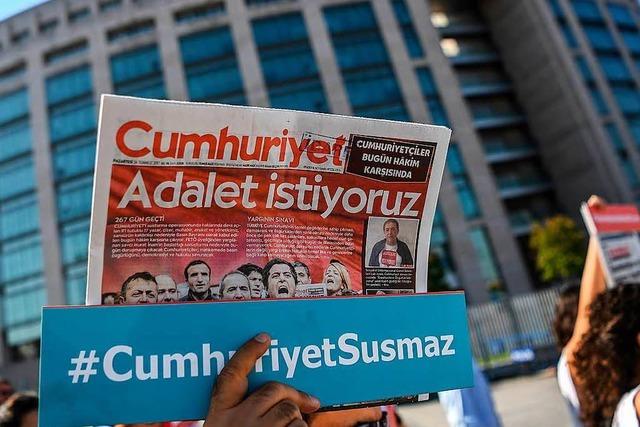 Prozess gegen Cumhuriyet-Mitarbeiter hat begonnen