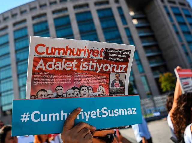 &#8222;Cumhuriyet kann nicht zum Schwe...;  auf dem Titelblatt von Cumhuriyet.   | Foto: AFP