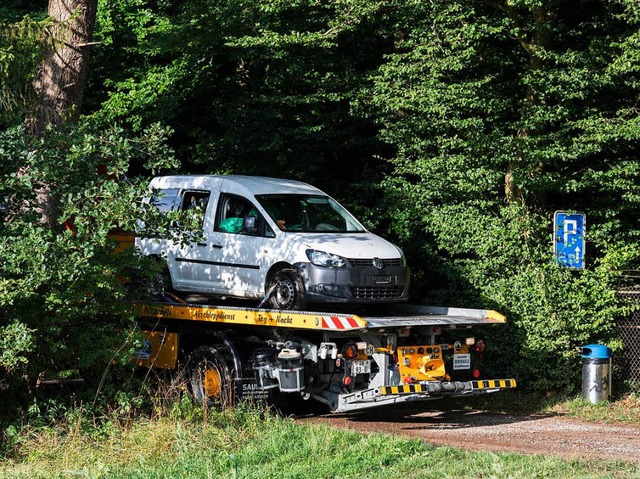 Einsatzkrfte der Schweizer Polizei sc...eiz) das Auto des gesuchten Mannes ab.  | Foto: dpa