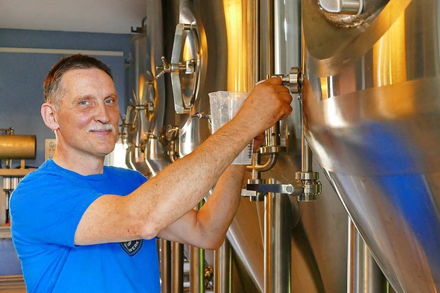 Thomas Hein in seiner Brauerei in Kandern  | Foto: Dominik Bloedner