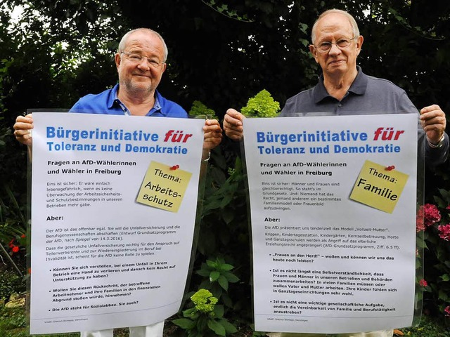 Dietrich Elchlepp (rechts) und Manfred...en zwei ihrer insgesamt zwlf Plakate.  | Foto: Markus Zimmermann