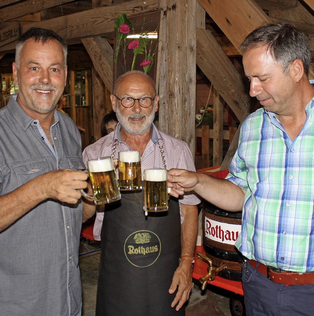 Thomas Toews, Reinhard Roser und Marti....) stoen auf ein gelungenes Fest an.   | Foto: Schnabl