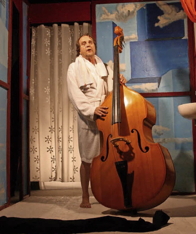 &#8222;Der Kontrabass&#8220; von Patri...chs Kellertheater in Staufen zu sehen.  | Foto: Ute Wehrle