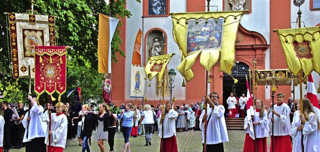 Aufstellung zur Prozession vor der Kir...t der  Statue der heiligen Margarethe.  | Foto: Fotos: Helmut Rothermel