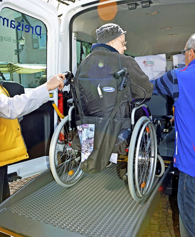 Rollstuhlfahrer knnen beim Mobilitts...n Einstieg mit der Rolli-Rampe ben.    | Foto: Gerhard Lck