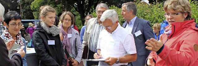 Viele Notizen macht sich die Bewertung...d Elke Vlkle beim Trinkwasserbrunnen   | Foto: D. Maurer (2)/P. Stellmach (1)