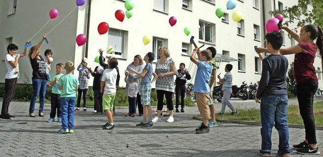 Zum Auftakt des  Sommerferienprogramms...een die Kinder  Luftballons steigen.   | Foto: Regine Ounas-Krusel