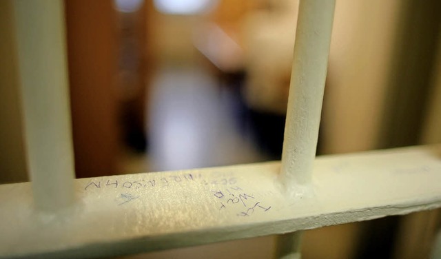 In seiner  Zelle machte der Angeklagte  den Beamten   rger.  | Foto: Symbolfoto: DPA