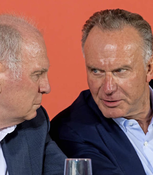 Uli Hoene (links) und Karl-Heinz Rummenigge im Gesprch miteinander  | Foto: dpa