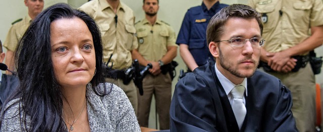 Die Angeklagte Beate Zschpe sitzt im ...en neben ihrem Anwalt Mathias Grasel.   | Foto: dpa