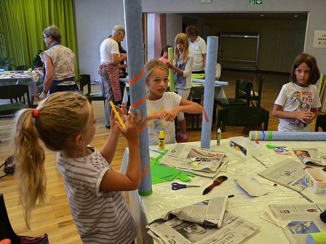 Kinder aus Pfaffenweiler haben im verg... Ferienprogramm Regenmacher gebastelt.  | Foto: Enya Steinbrecher