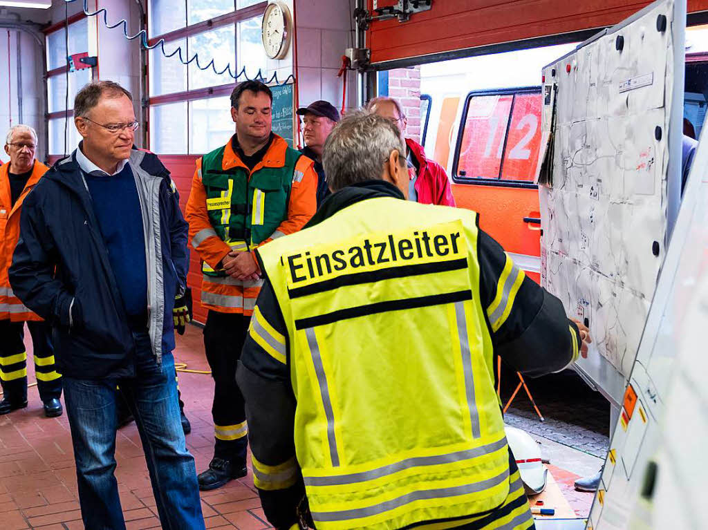 „Die Tren einer Notunterkunft stehen offen“, betonte der Sprecher in Hildesheim. Bisher htten sich 13 Menschen von selbst in die Unterkunft begeben und wrden dort mit dem Ntigsten versorgt. Der Ministerprsident von Niedersachsen, Stephan Weil (SPD, l) informierte sich in Eldagsen ber die Lage.