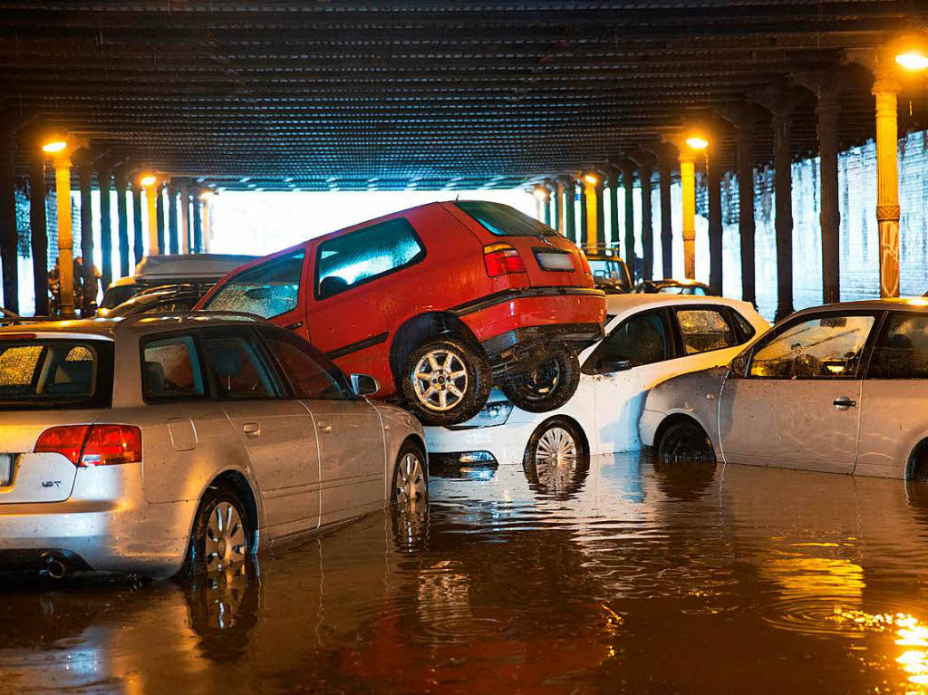 Ebenfalls betroffen ist Berlin: Nach starken Regenfllen sind parkende Autos am  im Gleimtunnel ineinander und bereinander geschoben worden.