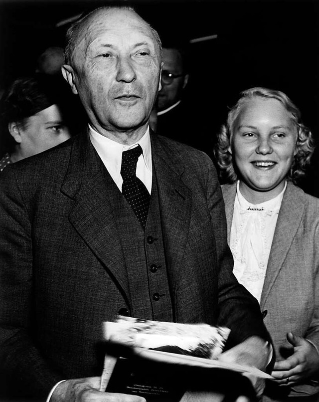 Die Kontrahenten: Konrad Adenauer (CDU, links mit seiner Tochter Lisbeth) .  | Foto: Vack