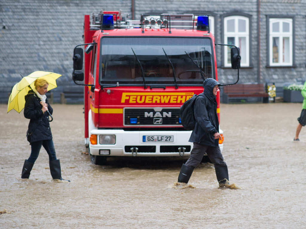 Wegen Dauerregens und berflutungen hat der Landkreis Goslar Katastrophenalarm ausgerufen. Damit bernehme der Katastrophenschutzstab des Kreises die Einsatzleitung im Hochwassergebiet, teilte der Landkreis am Mittag mit.