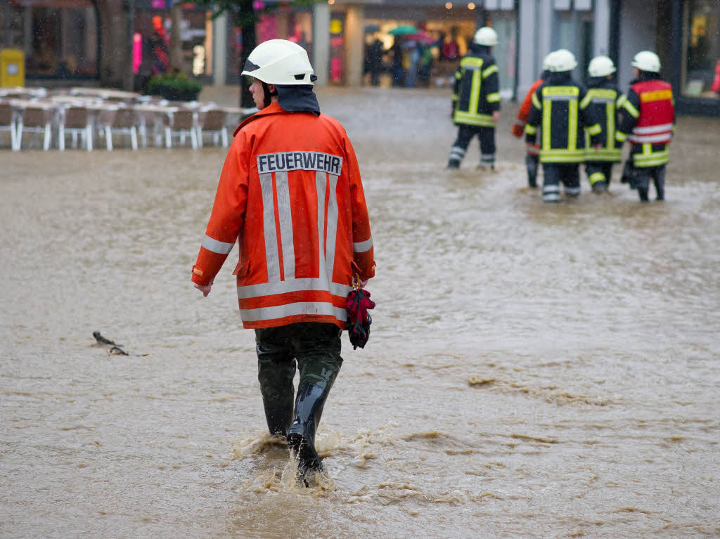 Nach Angaben des Kreisfeuerwehrverbands Goslar waren in Rhden, einem Ortsteil der Gemeinde Seesen, rund 200 Wohnungen oder Huser von Hochwasser betroffen. Dort flssen „Wassermassen“ durch den Ort und berschwemmten die Straen