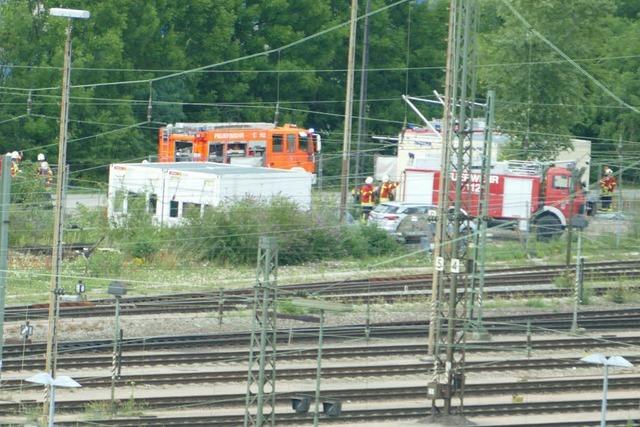 Viel Aufregung: Am Gterbahnhof in Weil ist Wasser aus einem Waggon ausgetreten