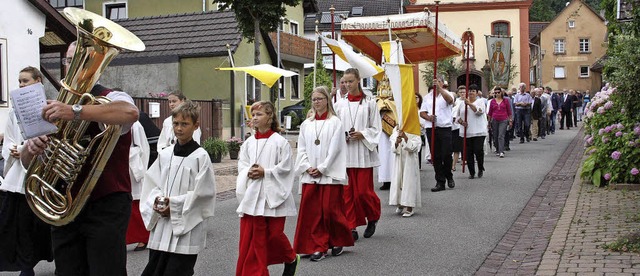 Die Prozession am vergangenen Sonntag durch Wallburg   | Foto: Ulrike Hiller