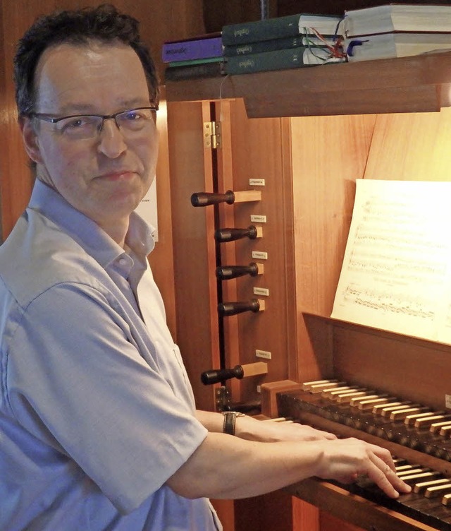 Regionalkantor Horst K. Nonnenmacher an der Ott-Orgel in Niederweiler  | Foto: Bianca Flier