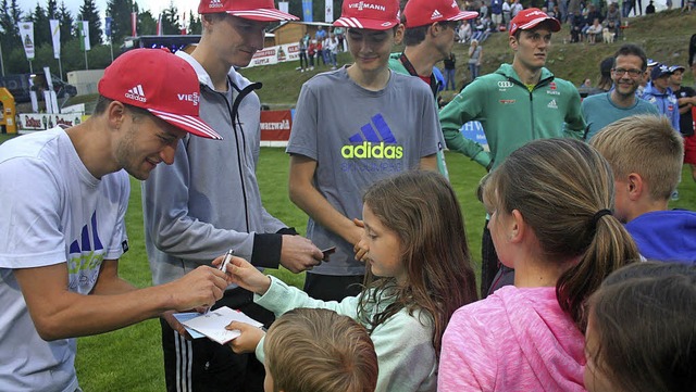 Die Autogrammjger drften auch beim 3...rschriften der deutschen Weitenjger.   | Foto: Dieter Maurer