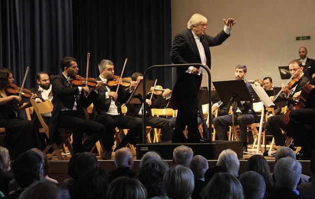Justus Frantz und das Orchester der Na...ntierten im Kurhaus Mozart und Dvorak.  | Foto: Hans Jrgen Kugler