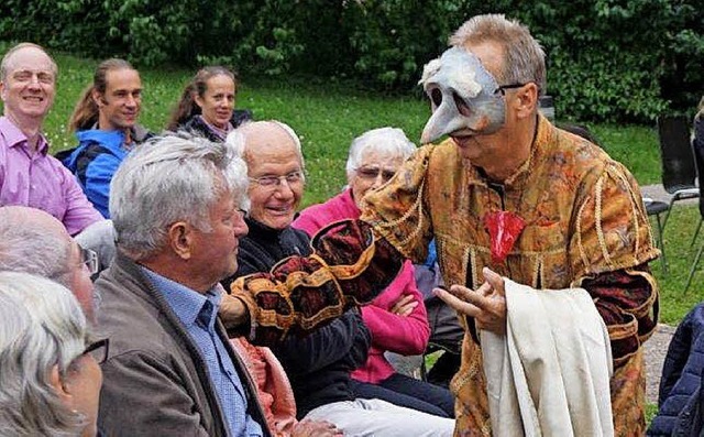 Bernd Lafrenz machte im blhenden Klostergarten die Zuschauer zu Mitspielern.   | Foto: Anne Freyer