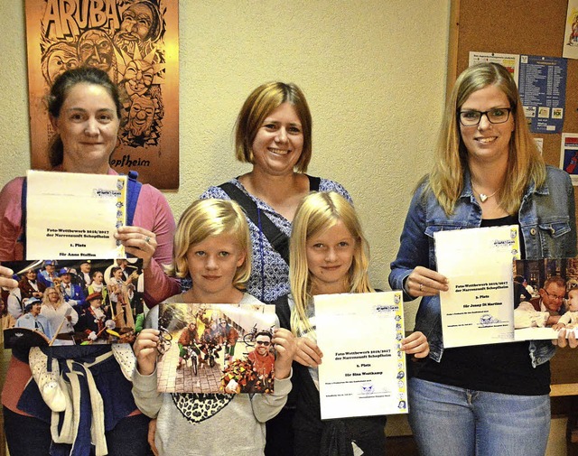 Die stolzen Gewinnerinnen des Fotowett...chtern, Jenny Di Martino (3. Platz).   | Foto: Edgar Steinfelder