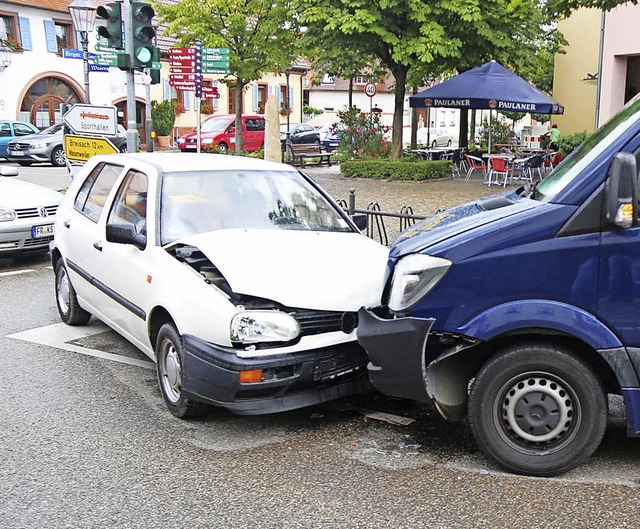 Die beiden Autos stieen frontal zusammen.   | Foto: Horst David