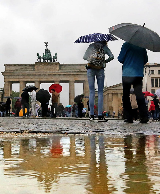 Dauerregen am Brandenburger Tor  | Foto: dpa