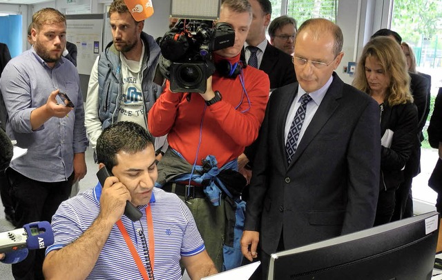 Journalisten und ein Minister schauen ...efon eine arabische Sprachprobe gibt.   | Foto: dpa