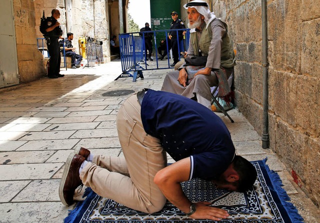 Ein Palstinenser betet in der Altstadt von Jerusalem.   | Foto: afp